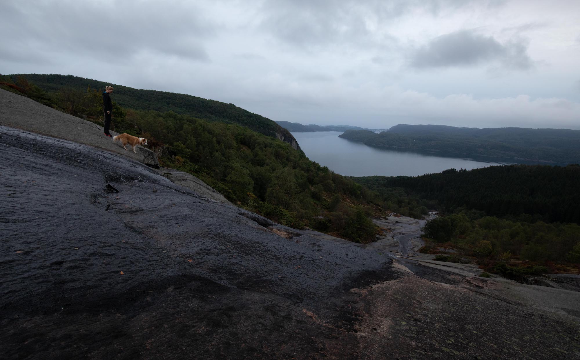 Unbearbeitet: Über dem Fjord in Norwegen