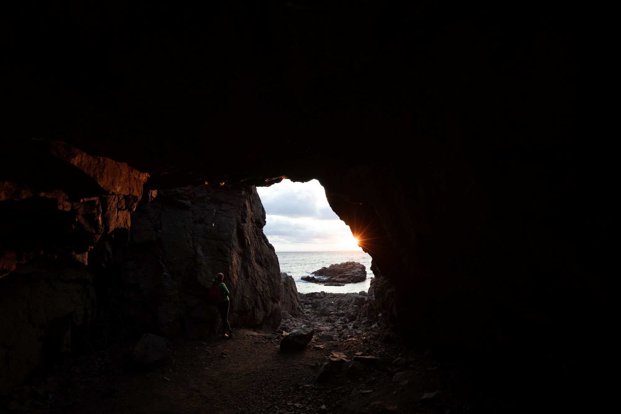 Unbearbeitet: Höhle am Meer in Schweden