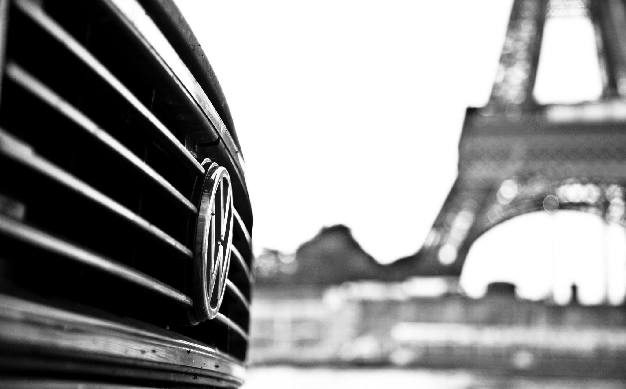 VW Bus in Paris, schwarz-weiß