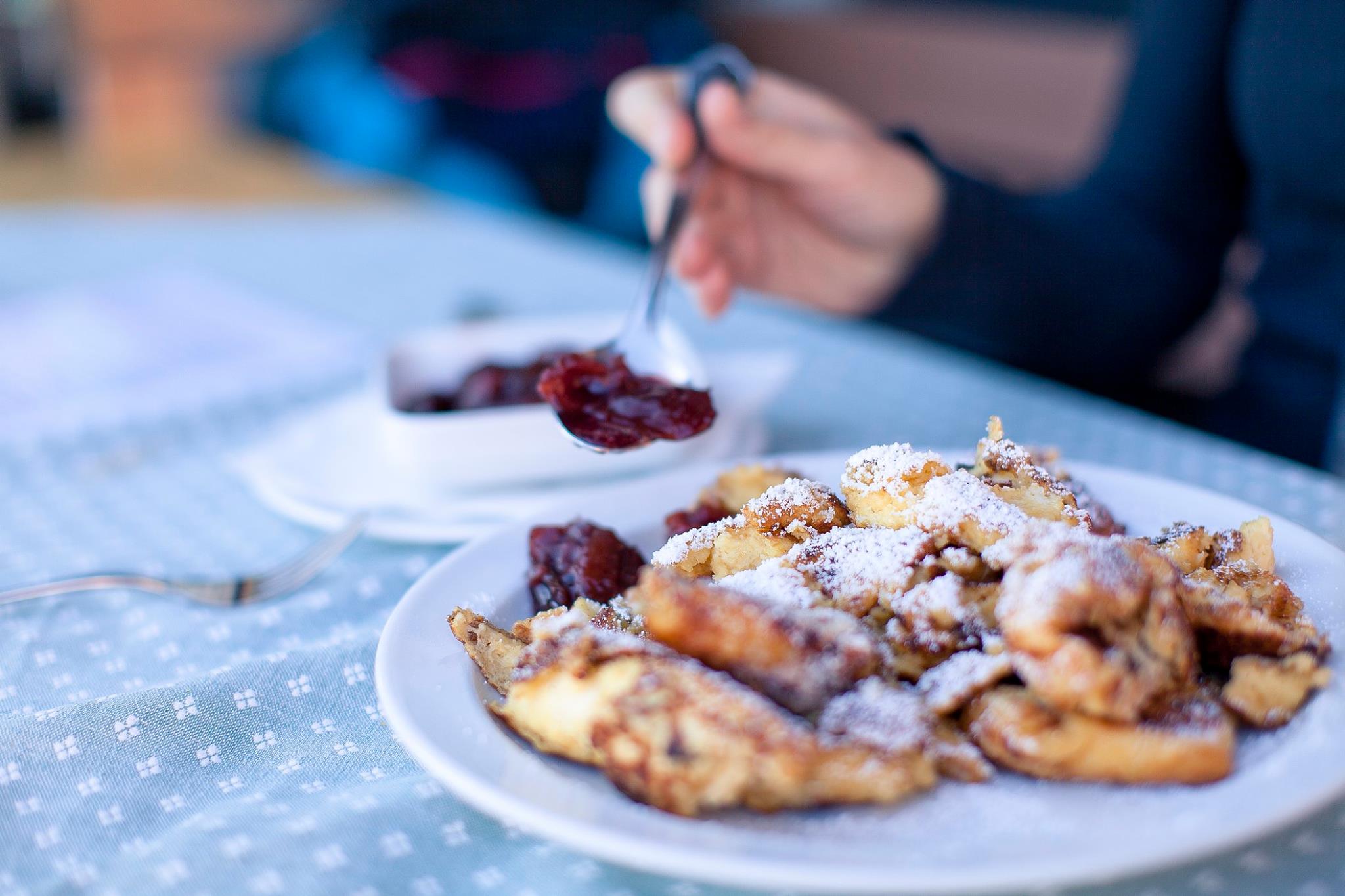 Kaiserschmarrn mit Zwetschkenröster, Nahaufnahme