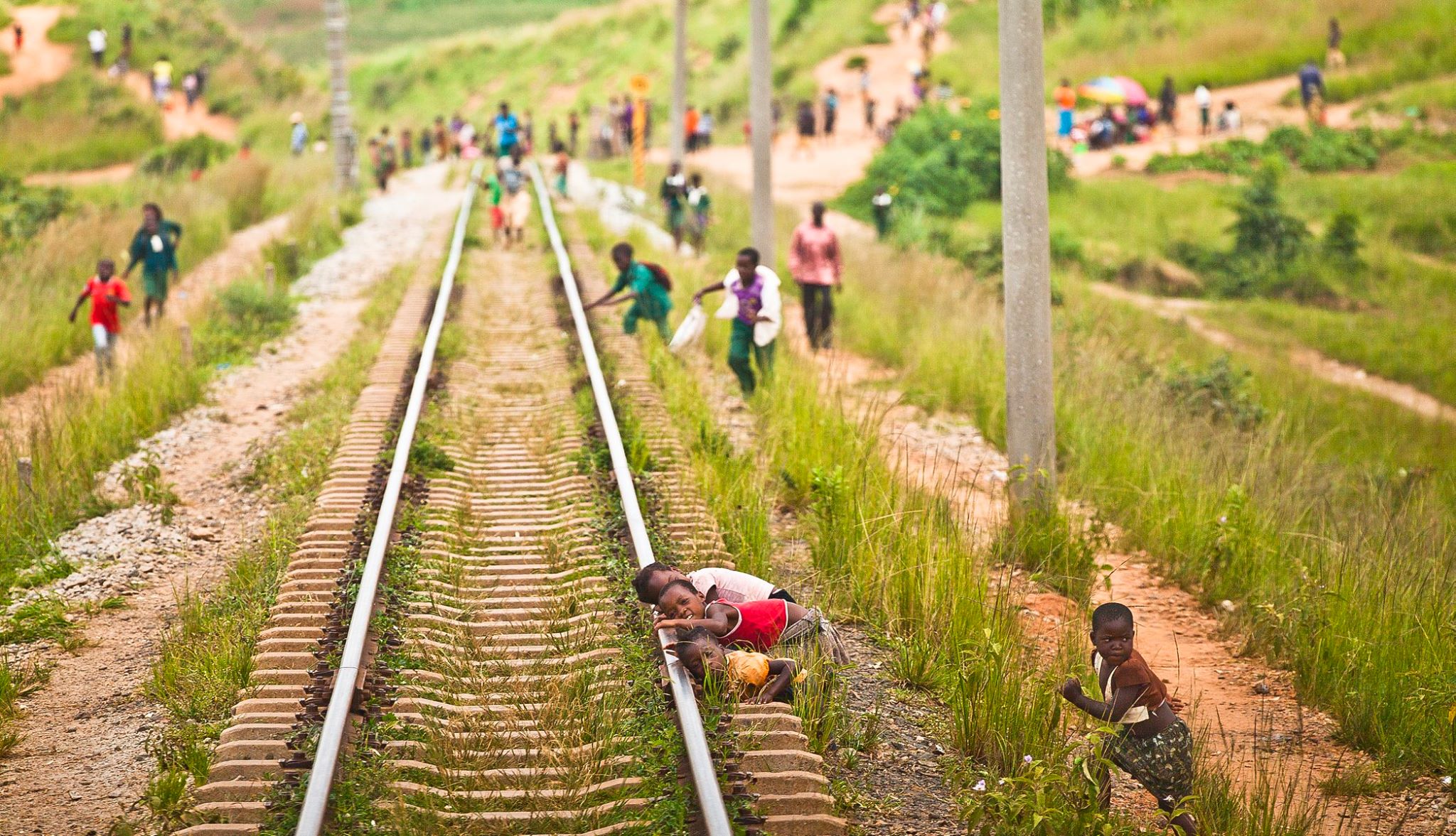 Zugfahrt Sambia, Kinder Gleise